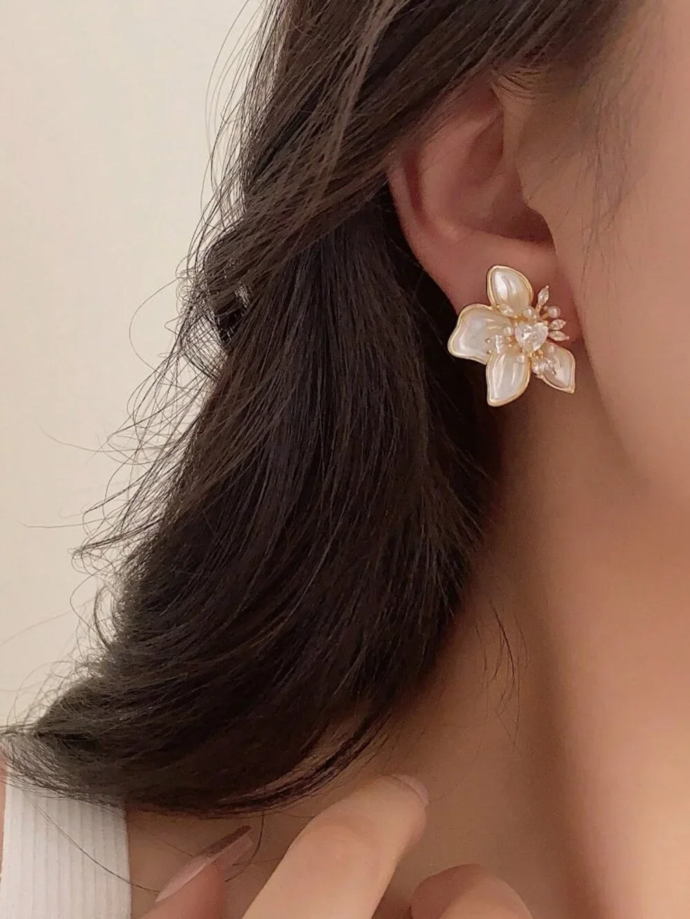 White Elegant Women's Crystal Flower Stud Earrings